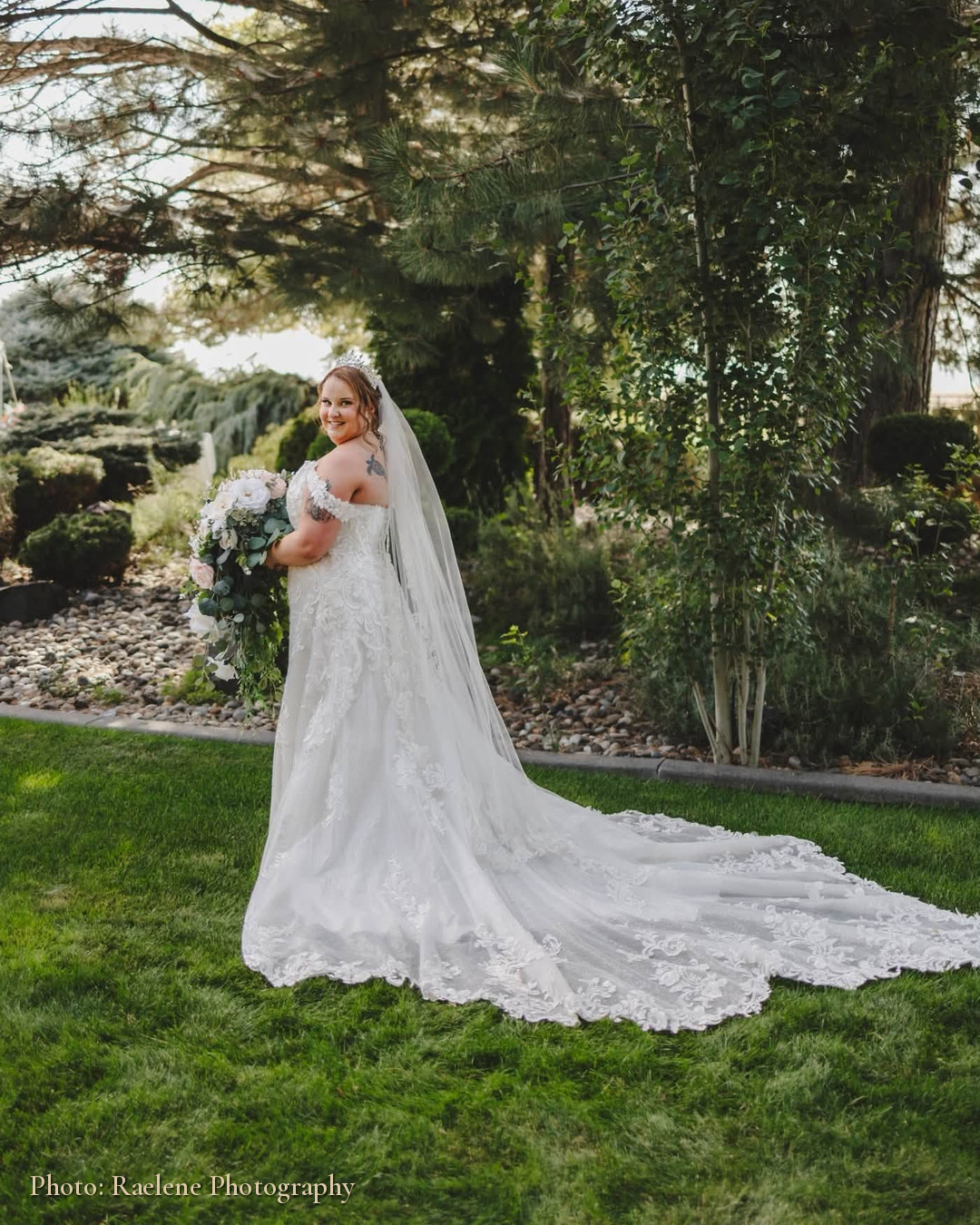 Real wedding at Stone Ridge Estates featured in How to Build a Wedding Floral Color Story That Fits the Venue